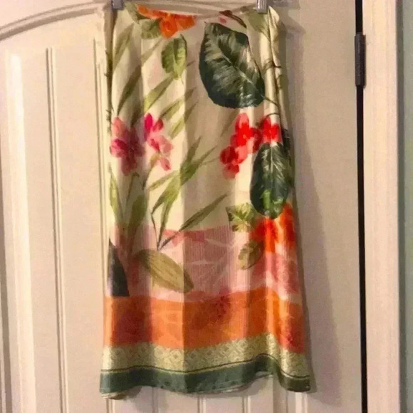 Dresses & Skirts - Floral skirt, slits on both sides